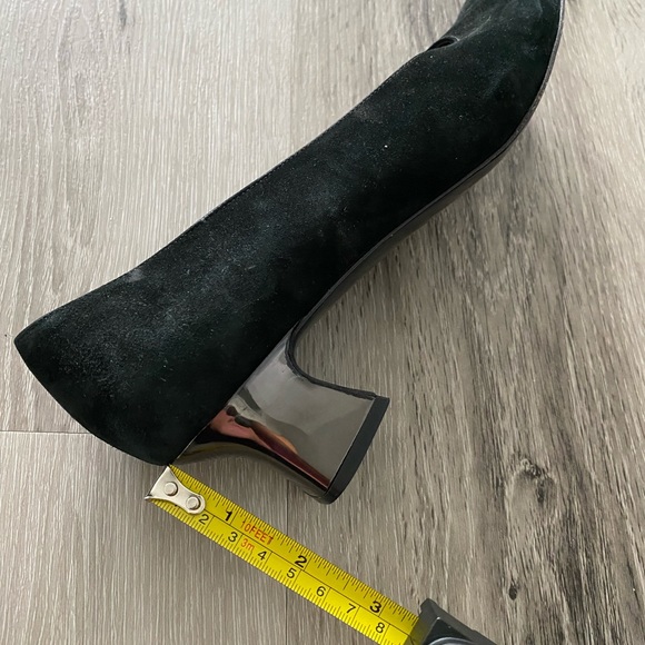 Vintage SALVATORE FERRAGAMO pumps/heels Size 10. Black Suede - Picture 3 of 10